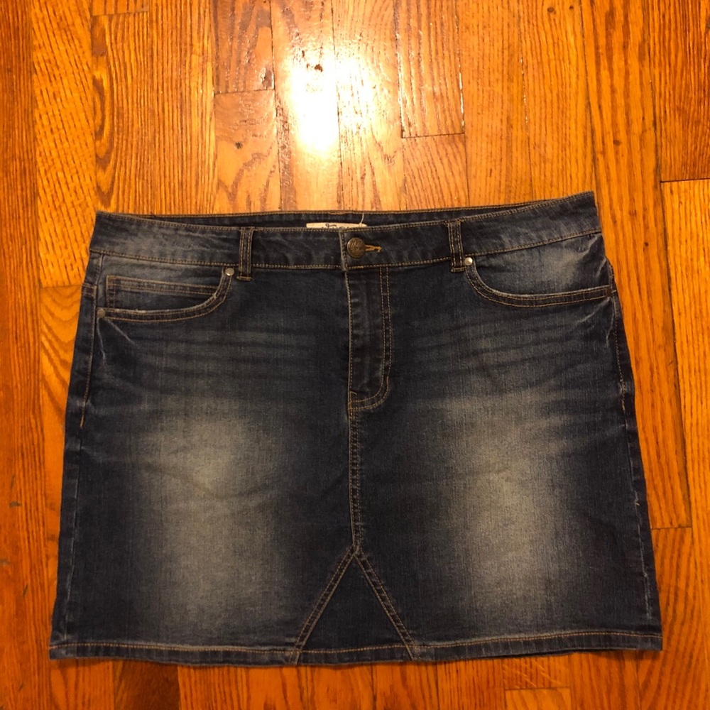 Short jean skirt
